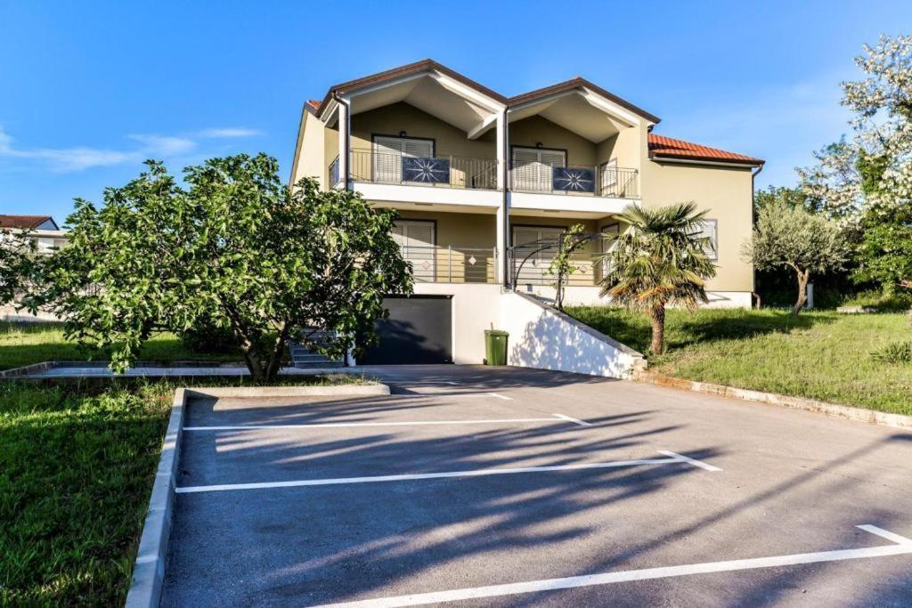 Lia-jolie Apartment *